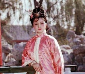 红楼梦中薛宝钗的人缘是真的很好吗？为何那么不真实