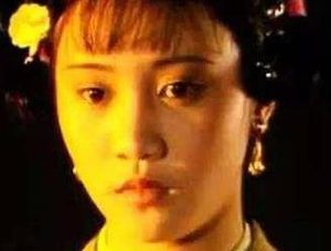 红楼梦中被撵的为何是茜雪而不是李嬷嬷？