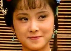 红楼梦中宝玉要撵走晴雯时，袭人是何表现？