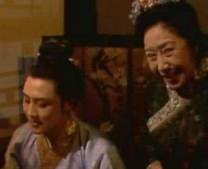 红楼梦中赵嬷嬷跟李嬷嬷在贾府的地位如何？