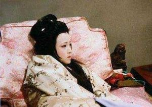 红楼梦中秦可卿为何会与自己的公公贾珍有染呢？