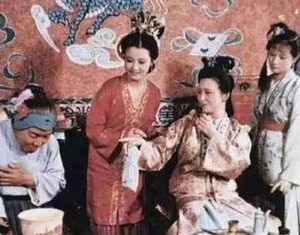 红楼梦中刘姥姥离开荣国府时，贾母也送银两时为何？