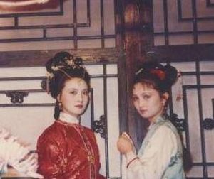 红楼梦中袭人来催问月例时，平儿是什么表现？
