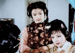 红楼梦中动帮史湘云办螃蟹宴，薛宝钗是出于什么目的？