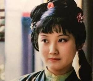红楼梦中金钏儿死后为何会穿着薛宝钗的衣服？
