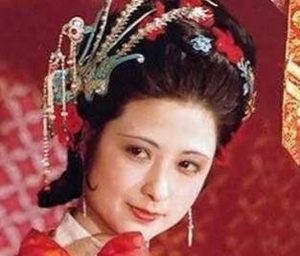 红楼梦中贾母为何要让尤二姐裙子？他想看什么？