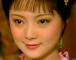 红楼梦中金钏跳井自尽后，王夫人见到薛宝钗的第一反应是什么？
