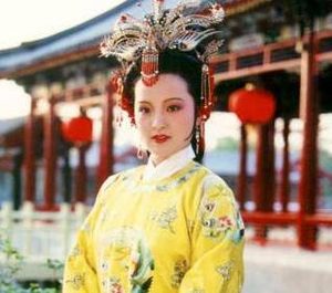 红楼梦中贾元春能成为贵妃，靠的是什么？