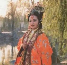 红楼梦中贾元春在入宫前都跟谁一起生活？贾母为何要带着她？