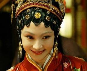 红楼梦中王熙凤疯狂敛财的原因是什么？她的童年生活怎么样？