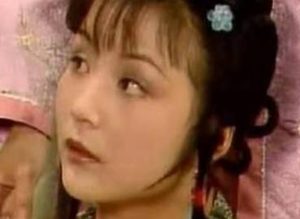 红楼梦中凤姐打趣黛玉像戏子，宝玉听后为什么会使眼色？