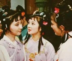红楼梦中贾母对薛宝钗是什么态度？从哪里可以看出来？
