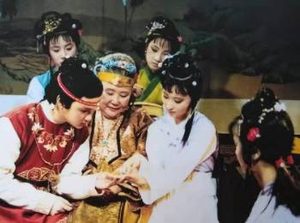 红楼梦中贾母在贾府的地位如何？到底有多精明？