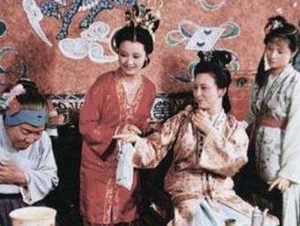红楼梦中先后两次进荣国府，刘姥姥有何变化?