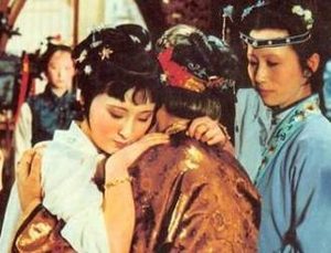 红楼梦中黛玉初进贾府时，王熙凤就撒了慌是为何？