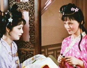 红楼梦中宝玉将袭人的石榴裙借给香菱，是为什么？