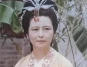 红楼梦中贾母为贾琏纳妾时，王熙凤是什么表现？