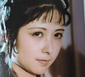 红楼梦中去花枝巷接尤二姐时，王熙凤穿的是什么衣服