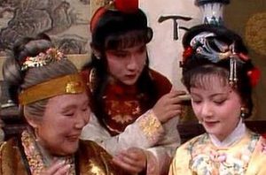 《红楼梦》里的薛宝钗为什么会因为“绣春囊”事件而搬离大观园？