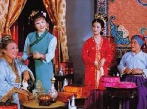 红楼梦中刘姥姥进荣国府后，王熙凤的态度有何转变？