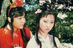 《红楼梦》里胡庸医给尤二姐治病为什么要看脸？