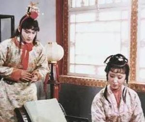 红楼梦中贾宝玉送林黛玉两块旧手帕是在何时？有何意义？