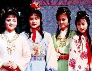 红楼梦中爱护女孩的宝玉，为何会将袭人一脚踢吐血？