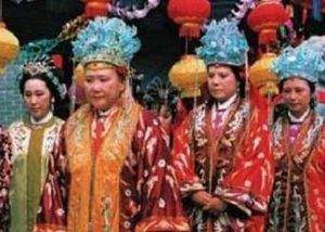 红楼梦黛玉进贾府后见到的荣国府是什么样的？