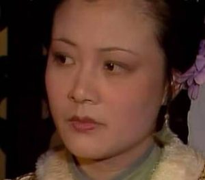 红楼梦中贾母听到江南甄家被抄后，是什么表现？