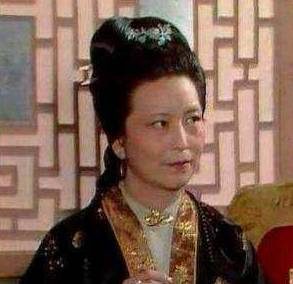 红楼梦中黛玉进贾府时，王夫人的表现如何？