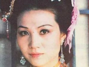 红楼梦赵姨娘在贾府的地位如何？尤氏与王熙凤是如何对待她的