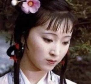 红楼梦海棠诗社成立后，黛玉与宝钗分别做的什么诗？