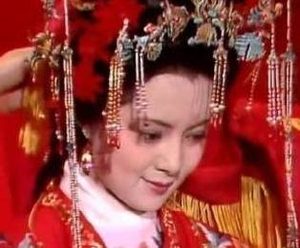 红楼梦中贾母给薛宝钗办生日宴会的真实目的是什么？