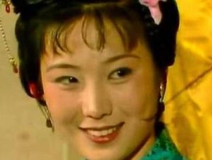 红楼梦中鸳鸯只是个丫鬟，她在贾府的地位如何？