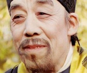 红楼梦中秋节宴会上贾赦为何会崴脚？原因是什么