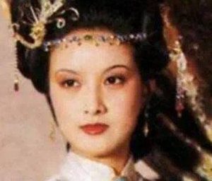 红楼梦贾母喜欢王熙凤不喜欢宝钗的原因是什么？