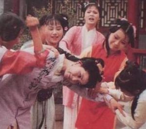 红楼梦对赵姨娘这个妾室，王夫人是什么态度？