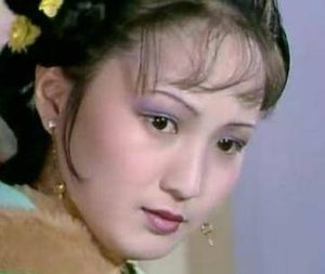 红楼梦坠儿最后会被撵出贾府到底是因为什么事情？