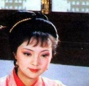 红楼梦茜雪能撵出贾府真的时因为枫露茶吗？