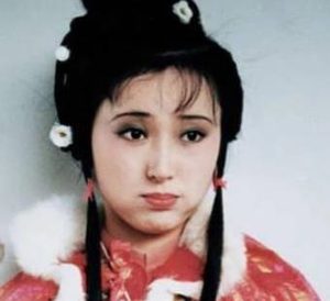 王熙凤与宝钗之间的关系如何？书中是如何描写的