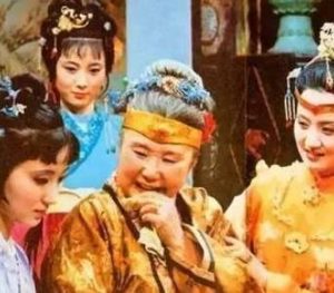 红楼梦贾赦在中秋宴会上讲的什么笑话？贾母是什么表现？