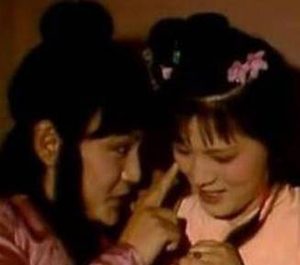 红楼梦中宝钗与袭人之间的关系怎么样？算的上是朋友吗？