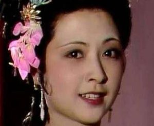 红楼梦中尤二姐进入贾府后，平儿是如何对她的？