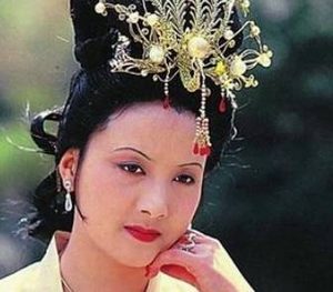 红楼梦中薛姨妈住进贾府后，都是如何打点人际关系的？