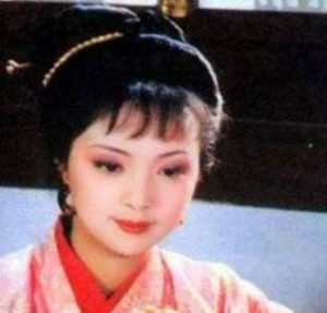 红楼梦中宝钗总是带着金项圈和红麝串，是因为什么?