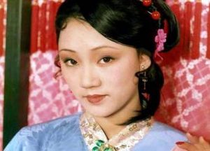 红楼梦中，平儿与秋桐相比，谁的地位高?