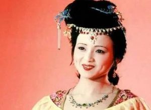 红楼梦中秦可卿是五品诰命宜人，为何出殡时铭旌上写的四品恭人？