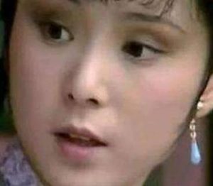 红楼梦中晴雯被撵与虾须镯之间有何联系？