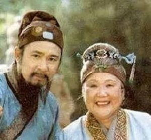 红楼梦中元春被送进宫是因为什么？
