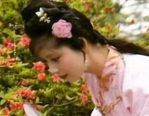 红楼梦薛宝钗与莺儿都有过嫁祸别人的行为，本质有何不同？